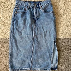 Levi’s Midi denim skirt